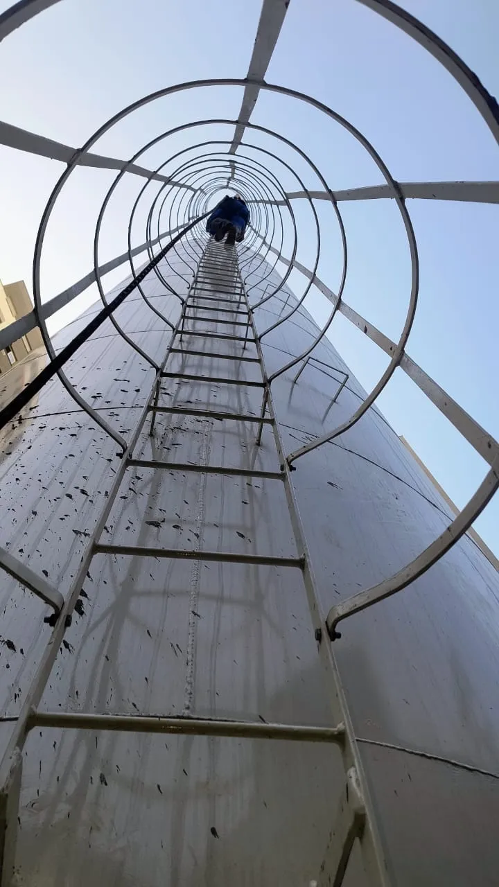 Limpeza de torre de água na Zona Leste